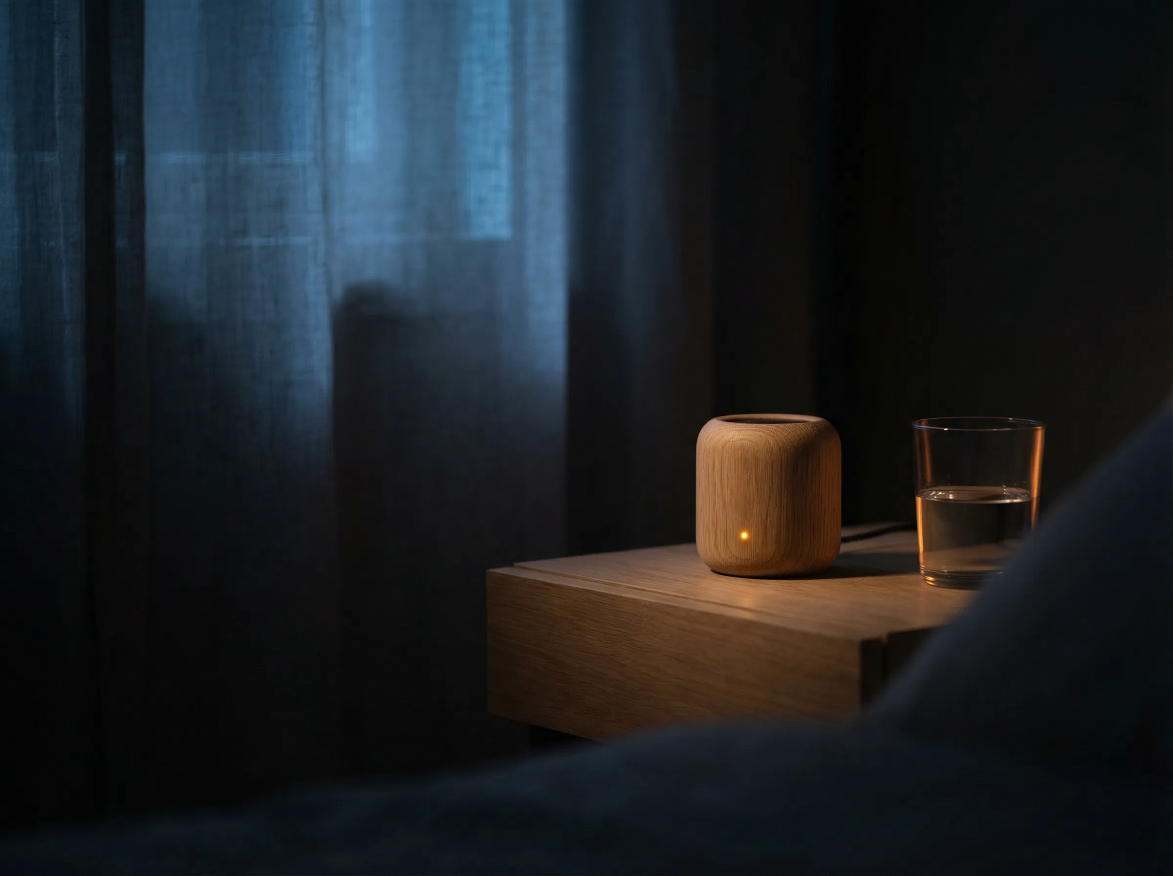 Kleine houten speaker zacht gloeiend in een donkere kamer, oproepend diep laagfrequent geluid